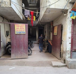 दिल्ली में बुराड़ी जैसा दिल दहलाने वाला कांड: पिता ने चार दिव्यांग बेटियों के साथ की आत्महत्या, घर में मिलीं 5 सड़ी हुई लाशें।