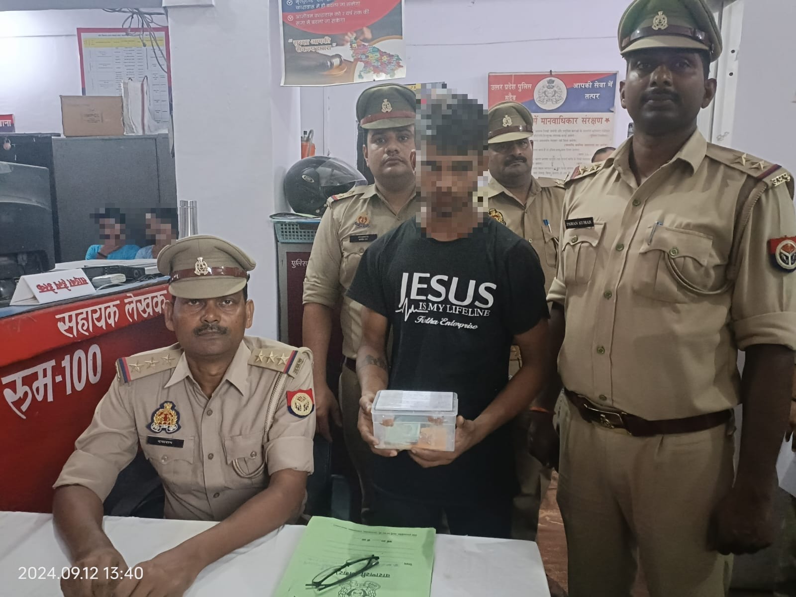 वाराणसी में रक्षाबंधन पर घर से सोने और नकदी की चोरी, पुलिस ने शातिर चोर को दबोचा; गहने और 4,750 रुपये बरामद।