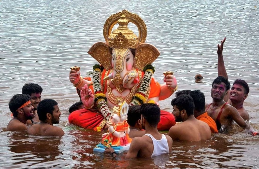 गुजरात में गणेश विसर्जन के दौरान बड़ा हादसा: सरस्वती नदी में परिवार के चार लोग डूबे, मौत।