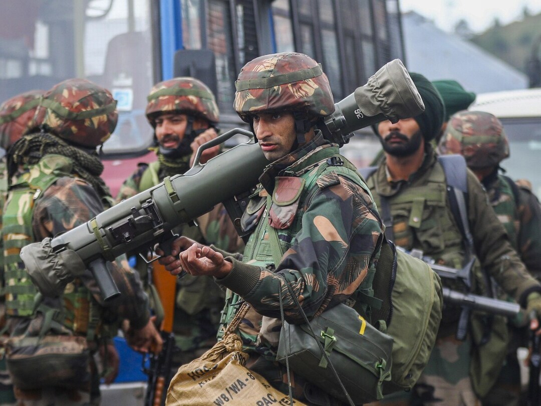 जम्मू-कश्मीरः कुलगाम में आतंकियों से मुठभेड़, 3 सेना के जवान और एक पुलिस अफसर घायल; इलाके में हाई अलर्ट!