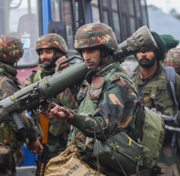 जम्मू-कश्मीरः कुलगाम में आतंकियों से मुठभेड़, 3 सेना के जवान और एक पुलिस अफसर घायल; इलाके में हाई अलर्ट!