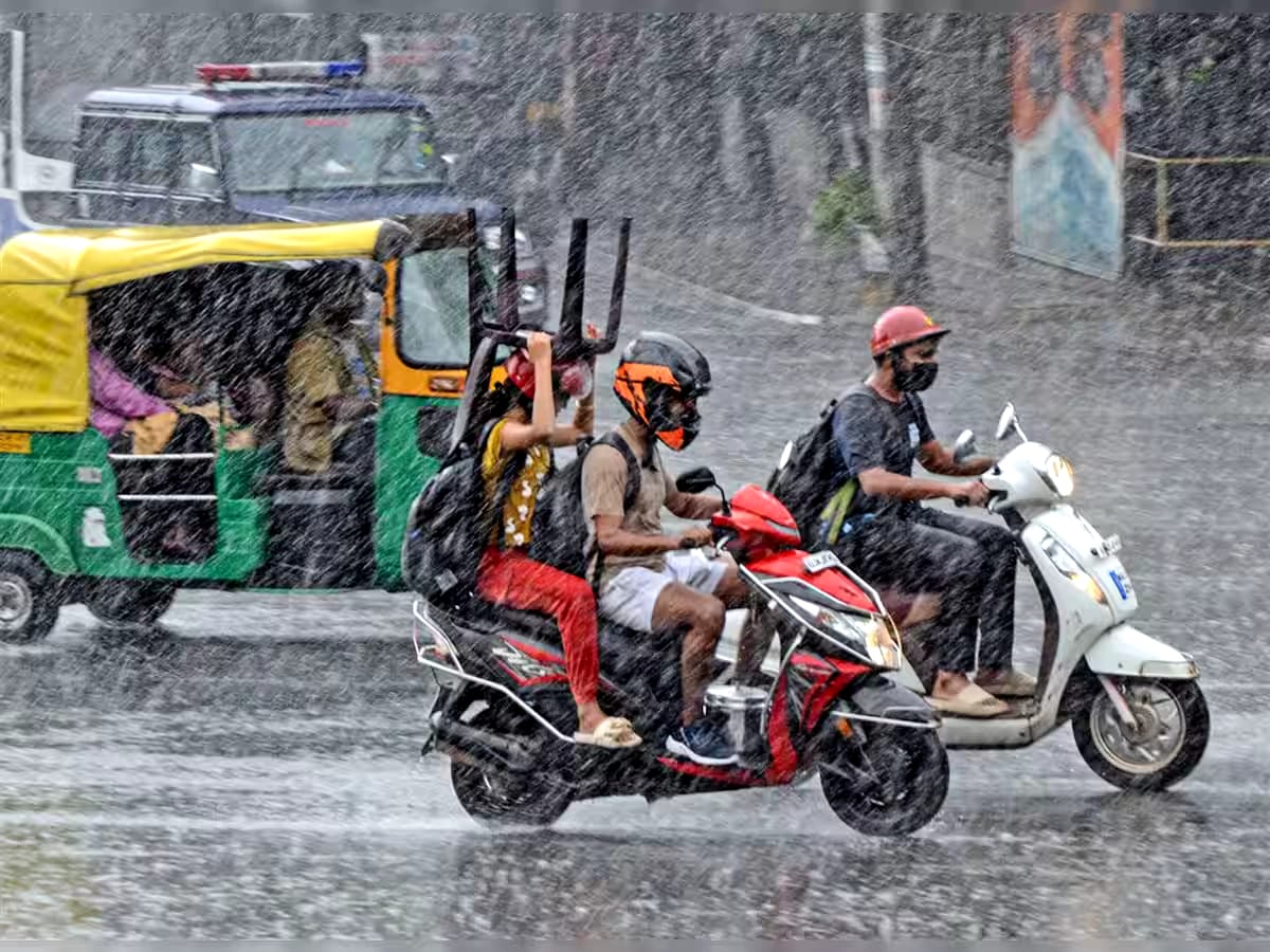 मध्यप्रदेश में अगले 32 घंटे होगी भारी बारिश, मौसम विभाग ने 28 जिलों के लिए जारी किया रेड अलर्ट।