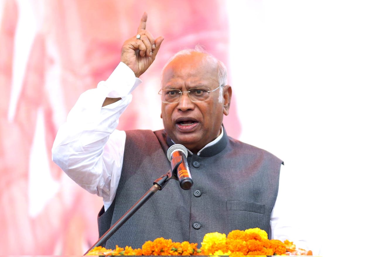 इतनी जल्दी मरने वाला नहीं', मंच पर भाषण देते समय कांग्रेस अध्यक्ष खरगे की बिगड़ी तबियत, पीएम पर किया कटाक्ष!