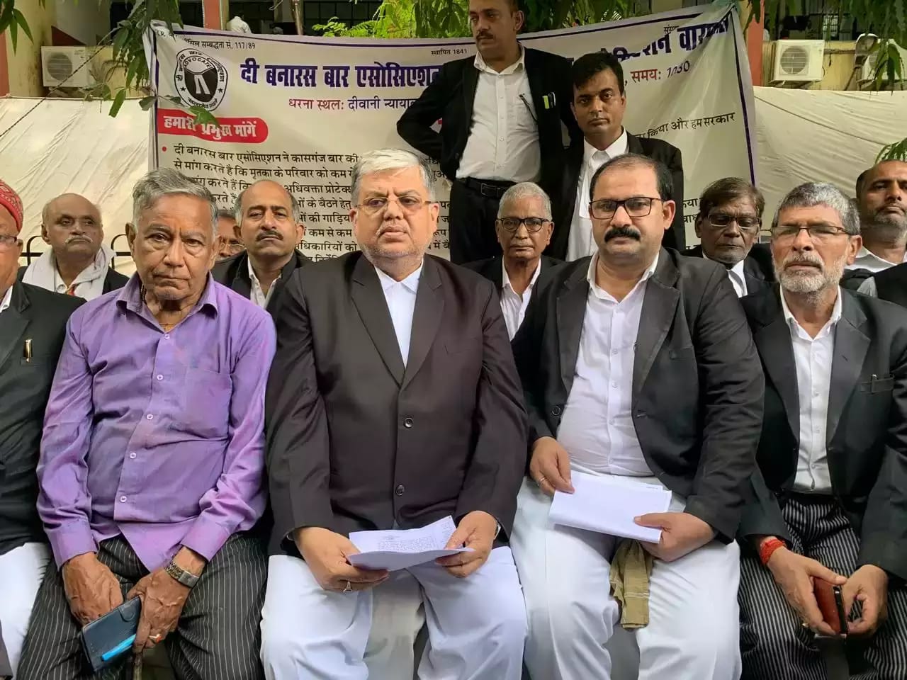 यूपी : कासगंज में महिला अधिवक्ता की अगवा कर हत्या, वाराणसी समेत पूरे यूपी में वकीलों का प्रदर्शन, प्रोटेक्शन एक्ट लागू करने व गिरफ्तारी की मांग।