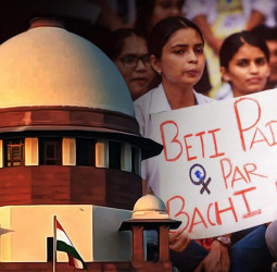 लाइव स्ट्रीमिंग पर रोक से SC का इनकार, कपिल सिब्बल बोले- वकीलों को मिल रही एसिड अटैक की धमकियां!