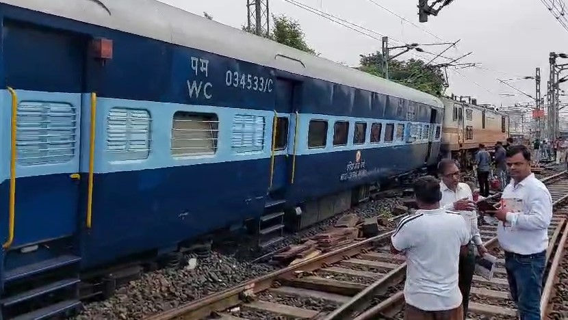 जबलपुर में ओवरनाइट एक्सप्रेस के दो कोच पटरी से उतरे, सभी यात्री सुरक्षित।