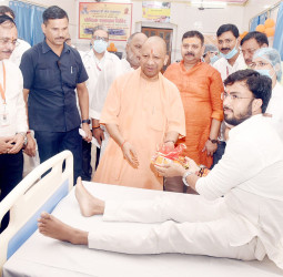 वाराणसी में CM योगी ने रक्तदान शिविर का किया शुभारंभ, वितरित किये फल!