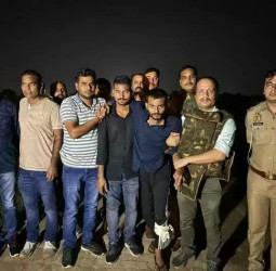 वाराणसी : आधी रात को पुलिस के साथ मुठभेड़ में एक बदमाश गिरफ्तार, पैर में लगी गोली, साथी फरार।