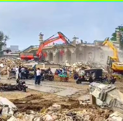 सोमनाथ मंदिर के पास सरकारी जमीन पर बने 9 धार्मिक स्ट्रक्चर पर चले बुलडोजर, 150 लोग हिरासत में।