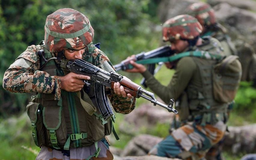 कठुआ में आतंकवादियों के साथ मुठभेड़ में जम्मू-कश्मीर पुलिस के हेड कॉन्स्टेबल शहीद, 2 अधिकारी घायल।
