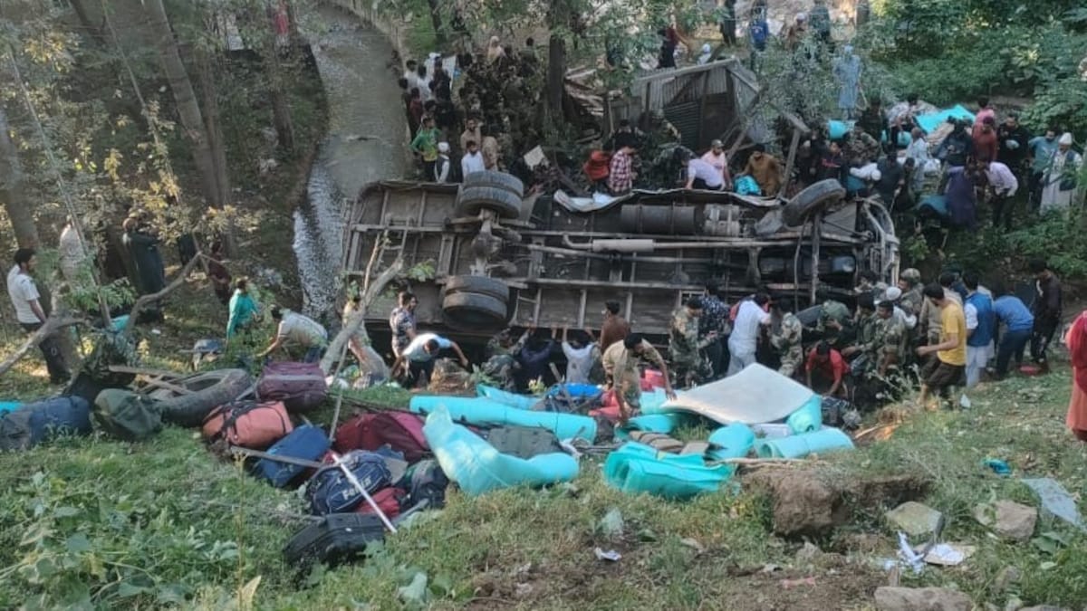 कश्मीर के बडगाम में बड़ा हादसा : BSF जवानों को ले जा रही बस खाई में गिरी, 3 की मौत।