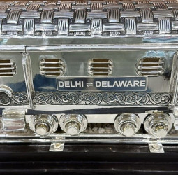 पीएम मोदी का खास उपहार: बाइडेन को गिफ्ट की चांदी की ट्रेन, फर्स्ट लेडी जिल को भेंट किए पशमीना शॉल।