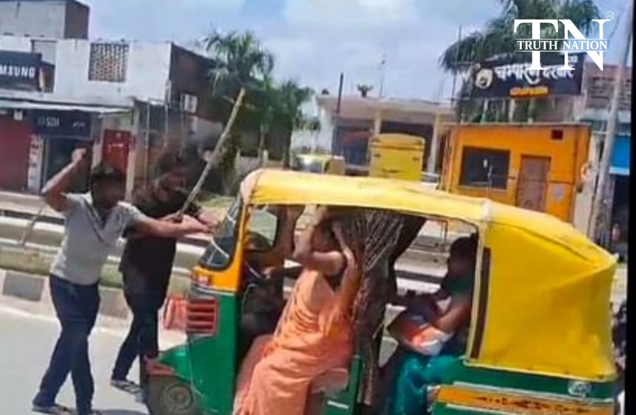 वाराणसी में ई-रिक्शा के लिए नई व्यवस्था आज से होगी शुरू: नियम उल्लंघन करने पर कार्रवाई; भड़के चालक, सवारी ले जा रहे साथियों से की बदसलूकी।