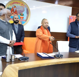 महाकुंभ की तैयारियों का जायजा लेने पहुंचे सीएम योगी, FM रेडियो और मां की रसोई का किया शुभारंभ।