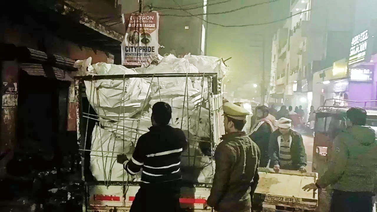 वाराणसी पुलिस का बड़ा एक्शन: डेढ़ करोड़ का 150 कुंतल चाइनीज मांझा बरामद, 4 गिरफ्तार!