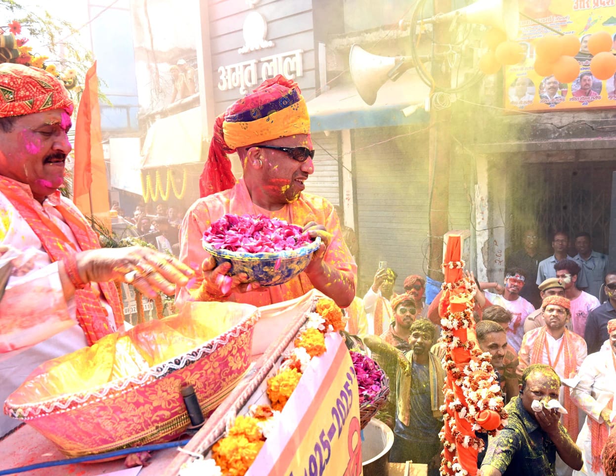 यूपी: सीएम ने की गोरखनाथ मंदिर में पूजा-अर्चना कर खेली होली, बोले- ये मतभेदों को खत्म करने का आयोजन।