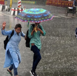 यूपी: प्रदेश के मौसम में आज से होगा यू-टर्न, हवाओं के साथ होगी बारिश; इन जिलों में ओले गिरने की चेतावनी जारी।