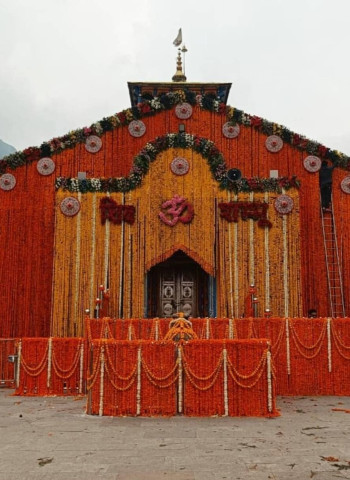 Darshan in Kedarnath : केदारनाथ यात्रा 2026: दर्शन मुफ्त, लेकिन हेलिकॉप्टर और पूजा शुल्क हुआ महंगा॥