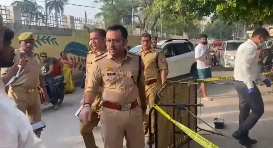 UP : वाराणसी के बेनियाबाग में युवक की हत्या से सनसनी, घर के बाहर चारपाई पर सो रहे राजन को गोलियों से भूना।