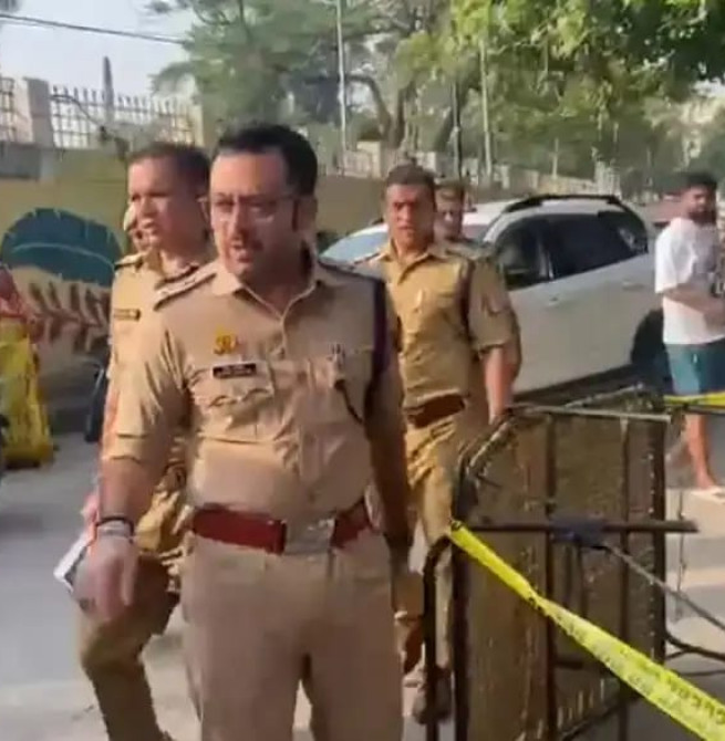 UP : वाराणसी के बेनियाबाग में युवक की हत्या से सनसनी, घर के बाहर चारपाई पर सो रहे राजन को गोलियों से भूना।