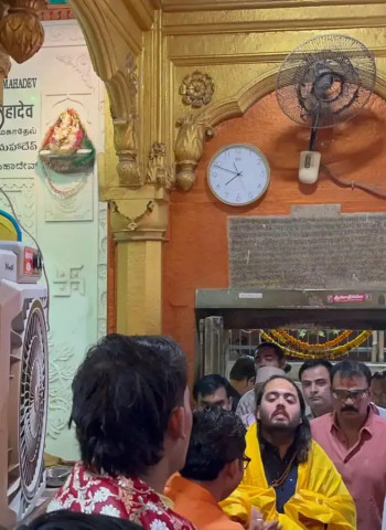 भोले की भक्ति में डूबे अनंत अंबानी: काशी विश्वनाथ धाम, कालभैरव में किए दर्शन।